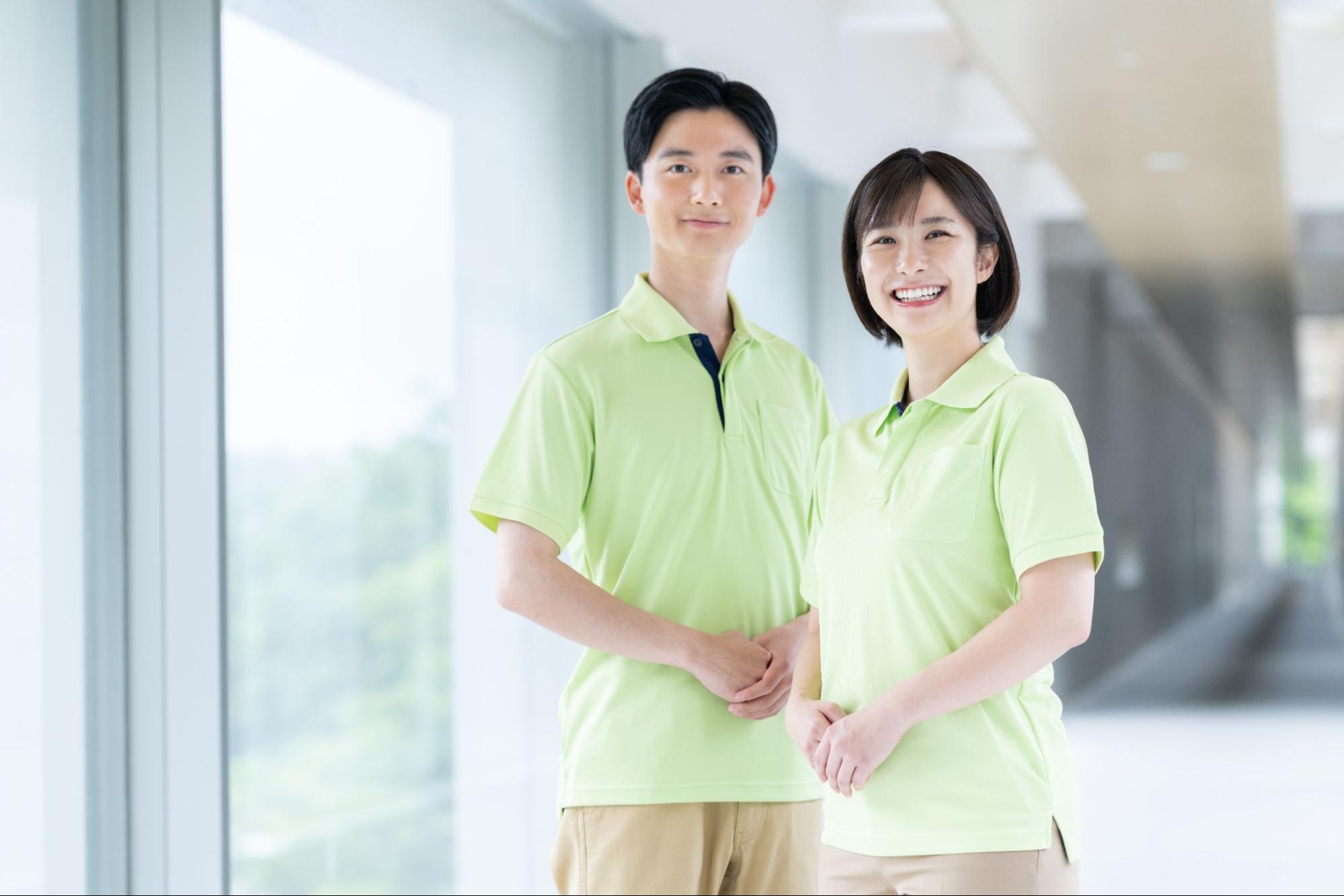 男性介護士と女性介護士
