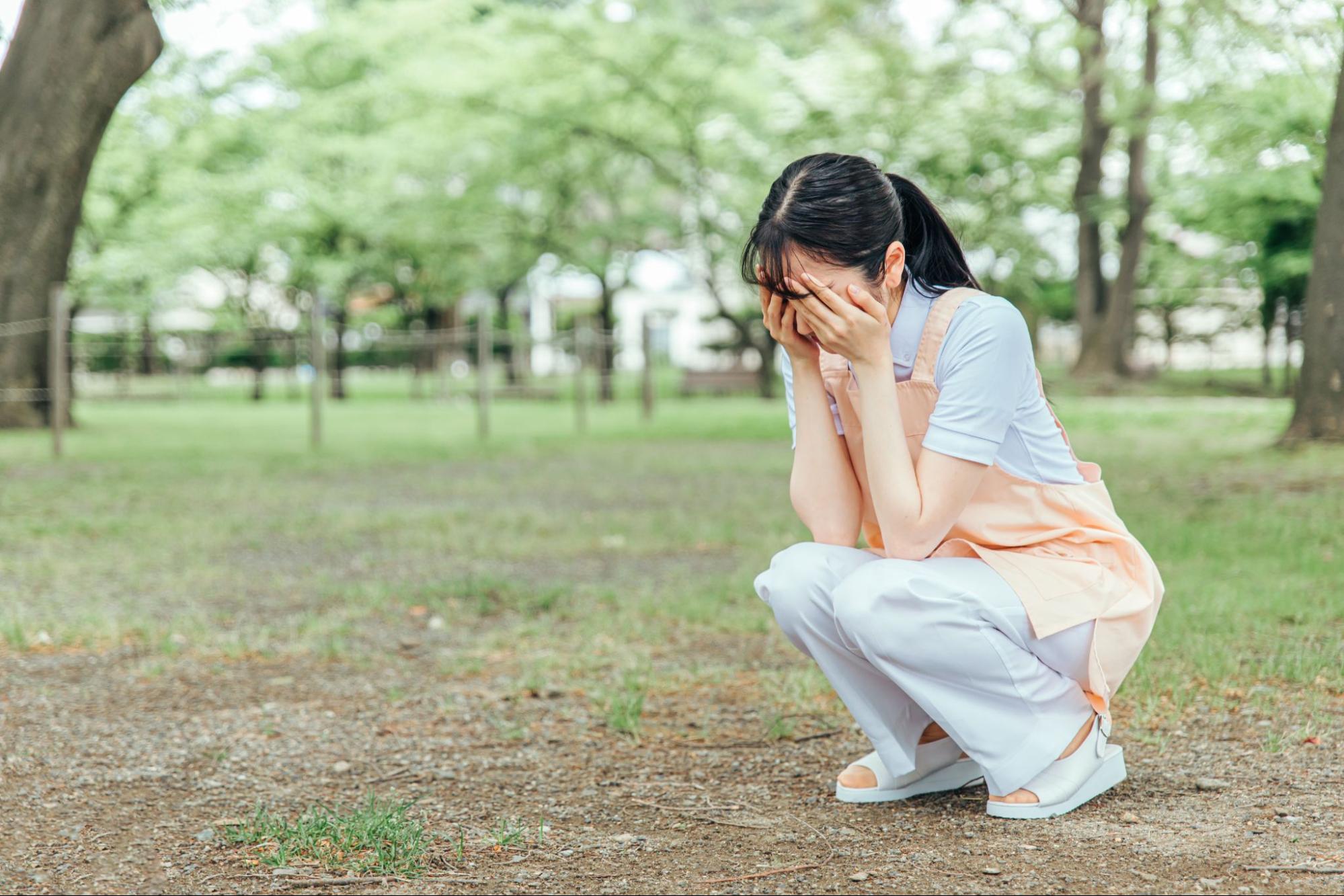 落ち込む介護士