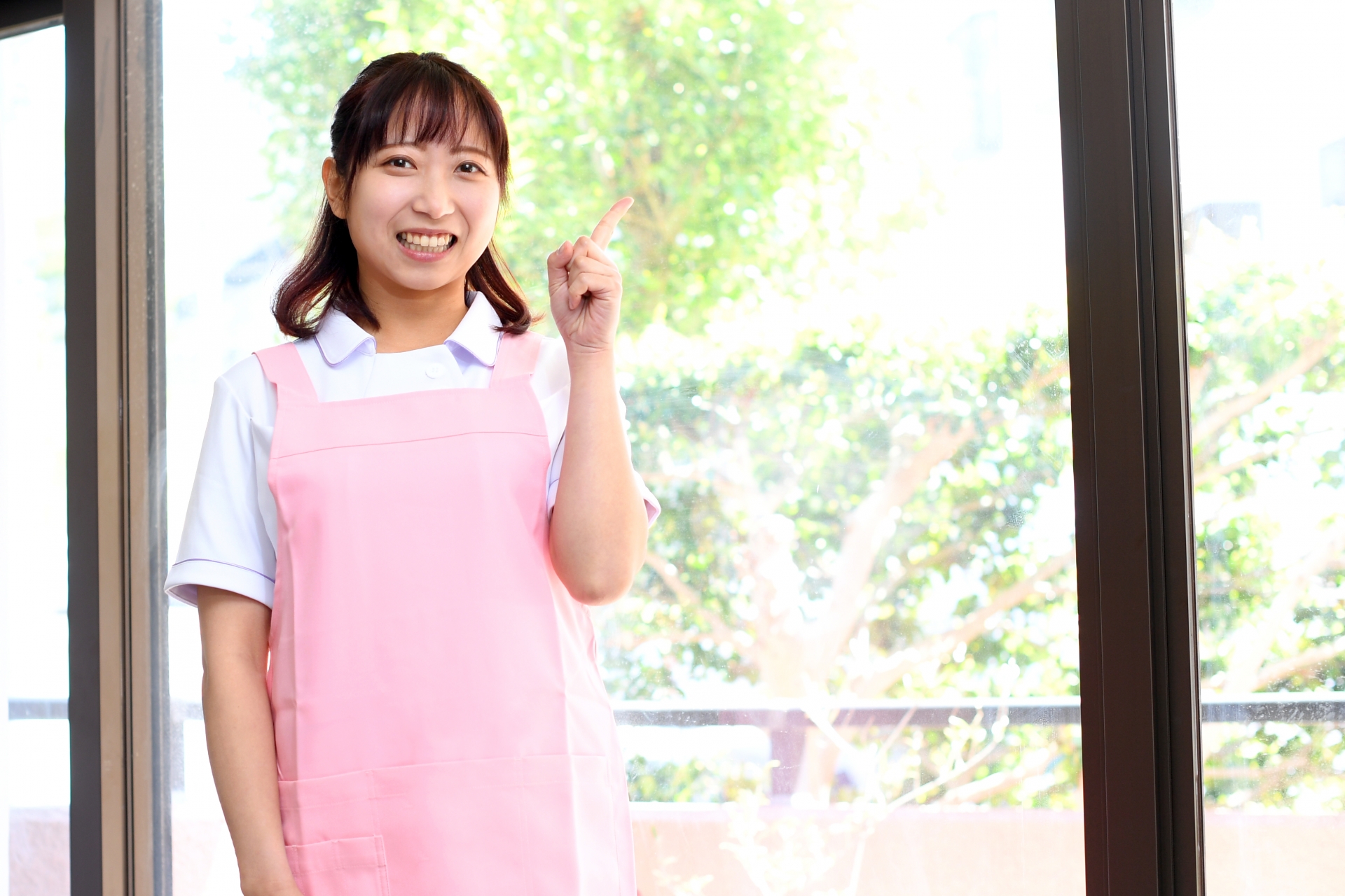 人差し指を立てる介護士