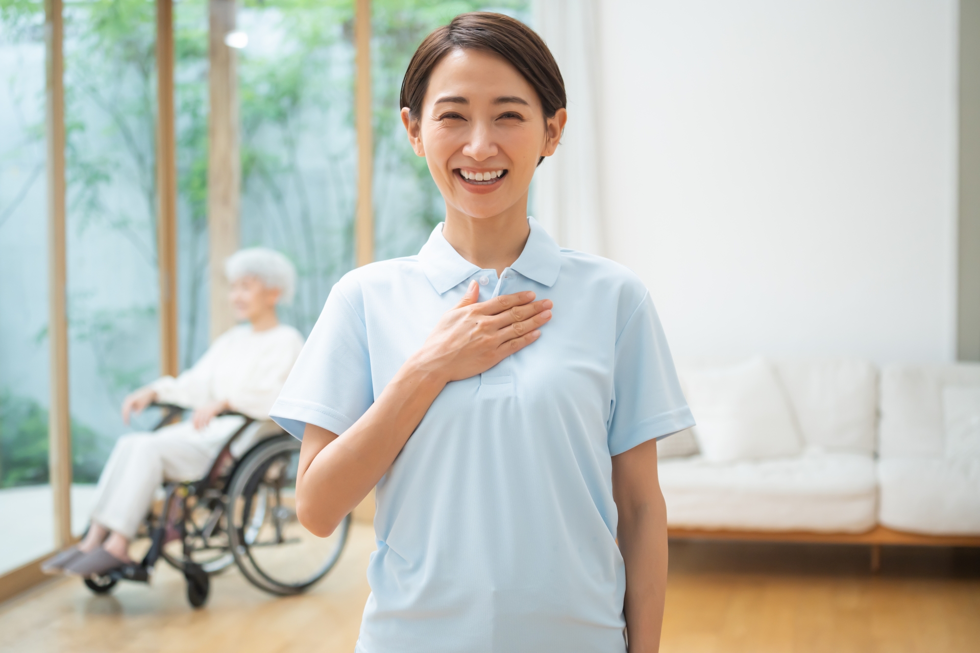胸に手を当てる介護士