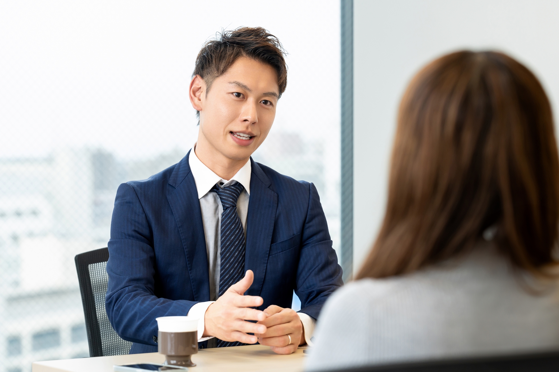 面接中の男性