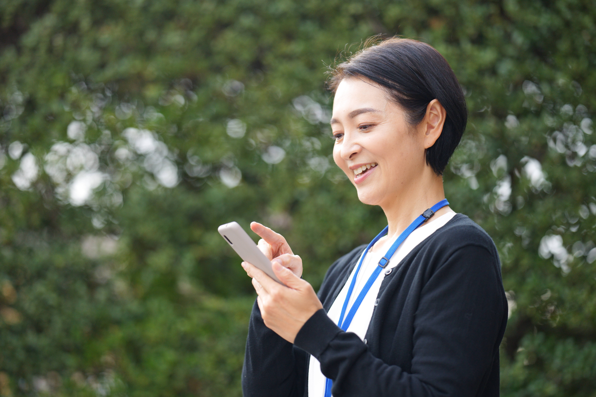 スマホを触る介護士