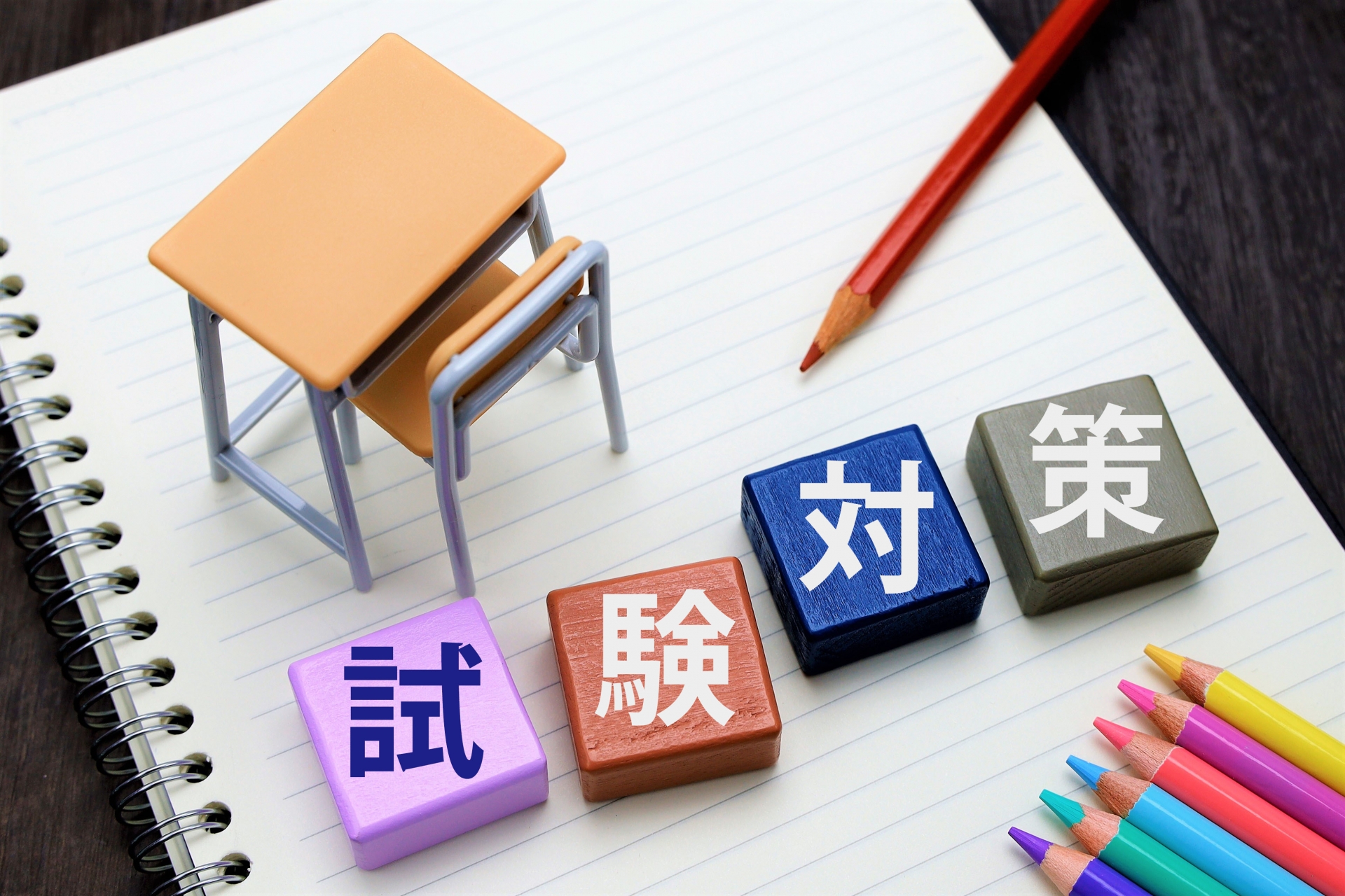 勉強をする男女の介護士の手元