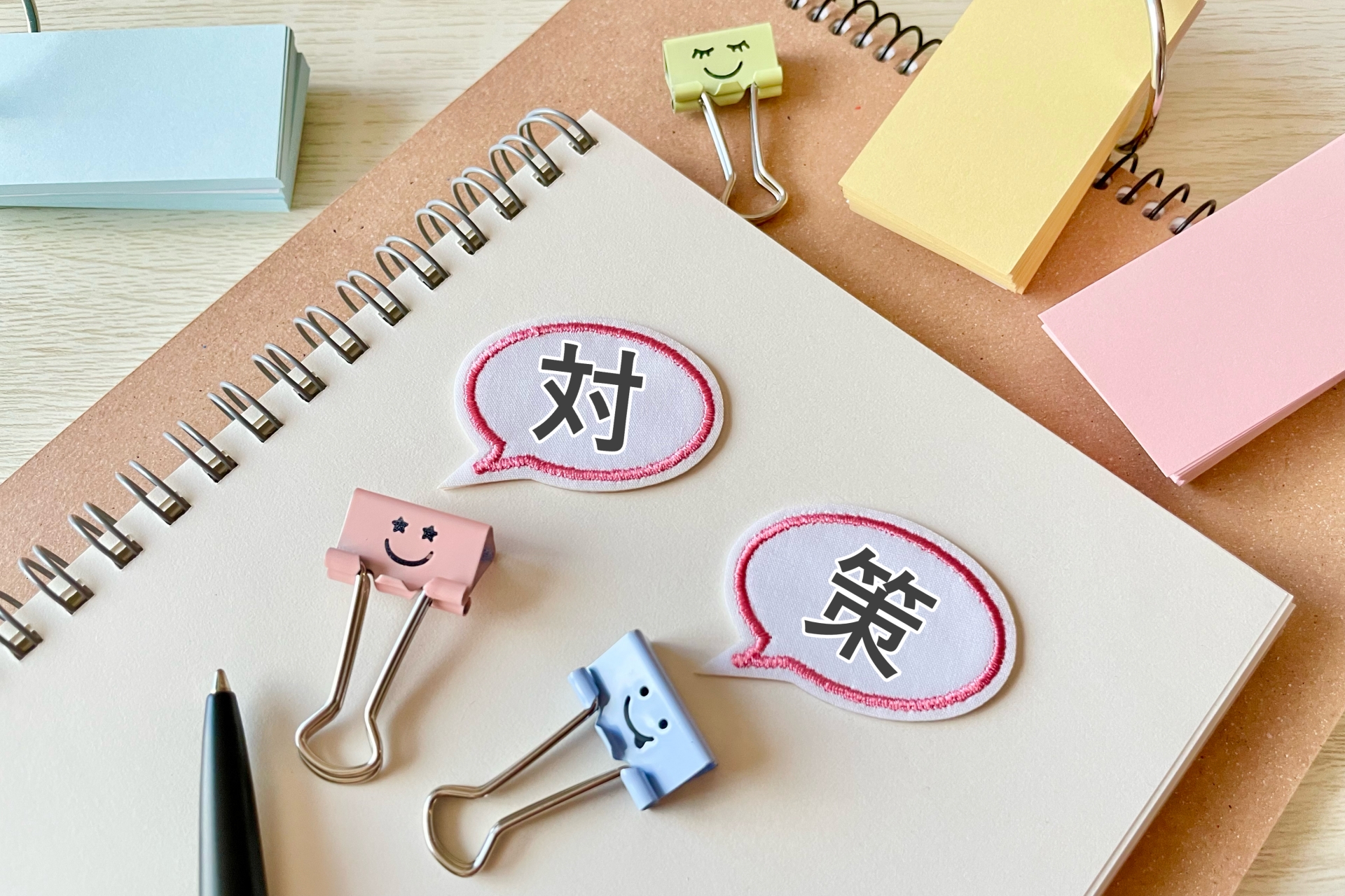 在宅介護を受ける高齢者女性(肩凝り)