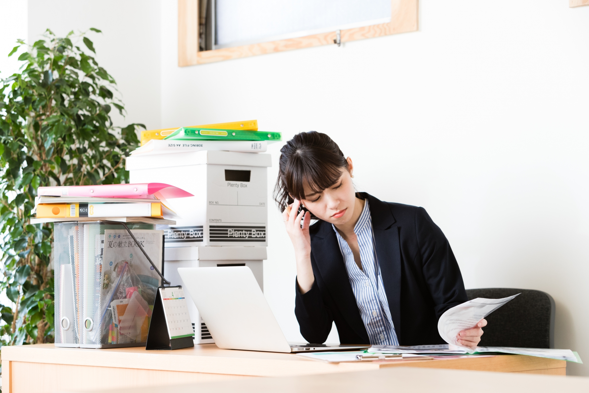 顧客と話し合いをするスーツ姿の女性