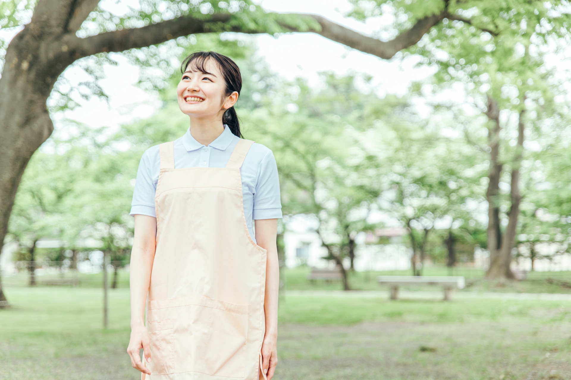 医療・介護・福祉系の女性スタッフ（歩く）