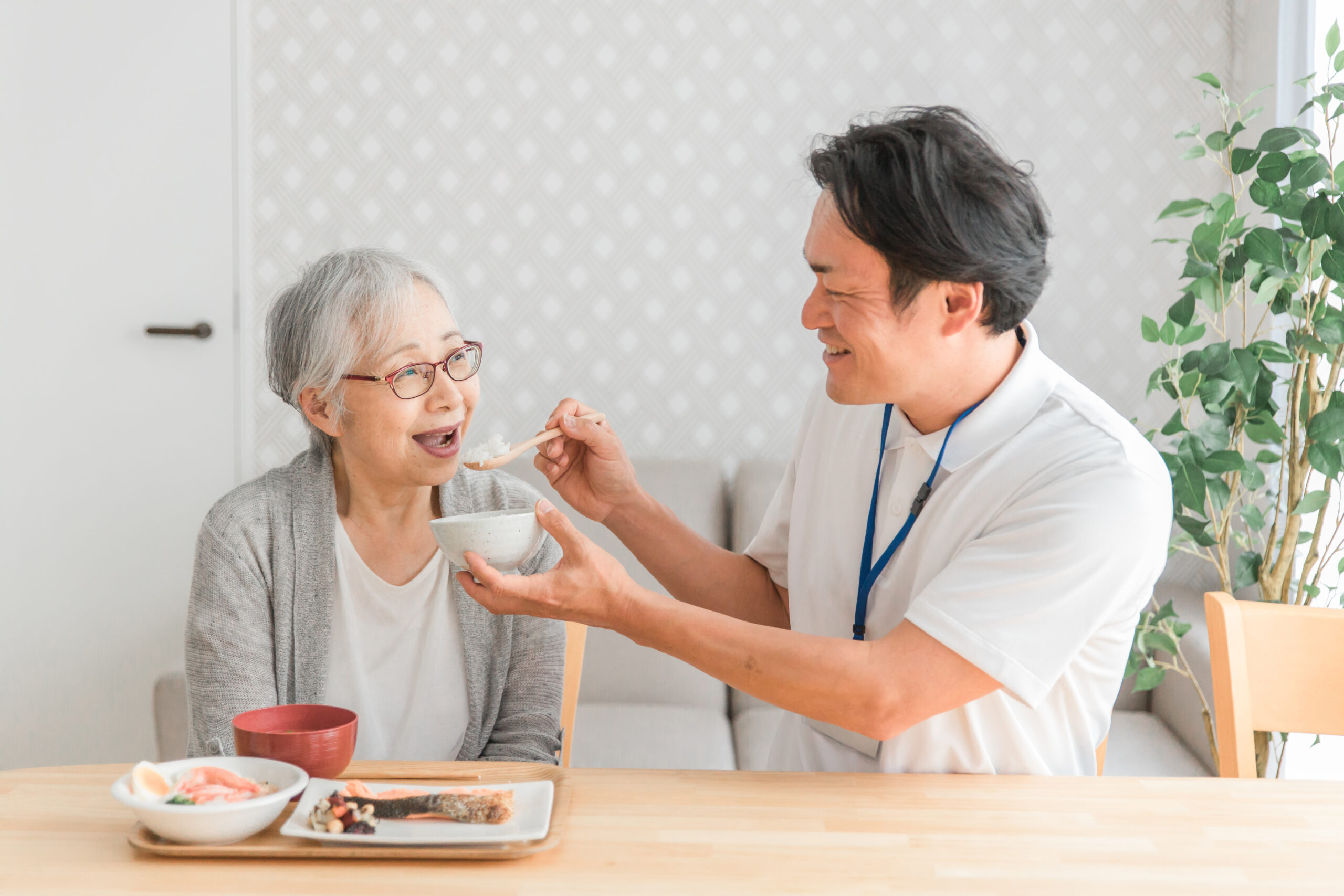 食事介助する男性