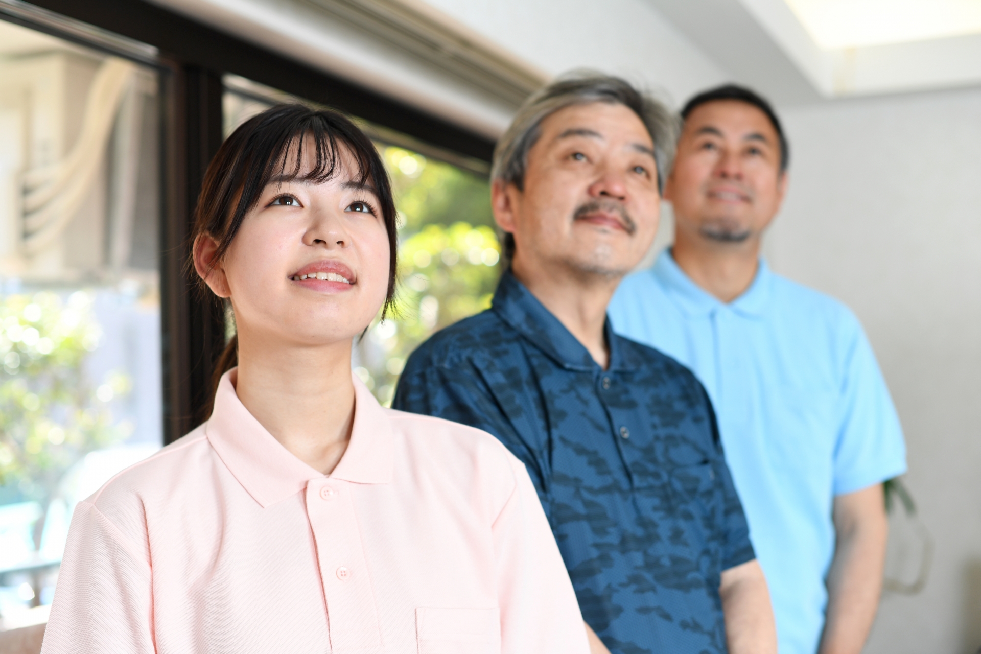 男女の介護士と高齢者