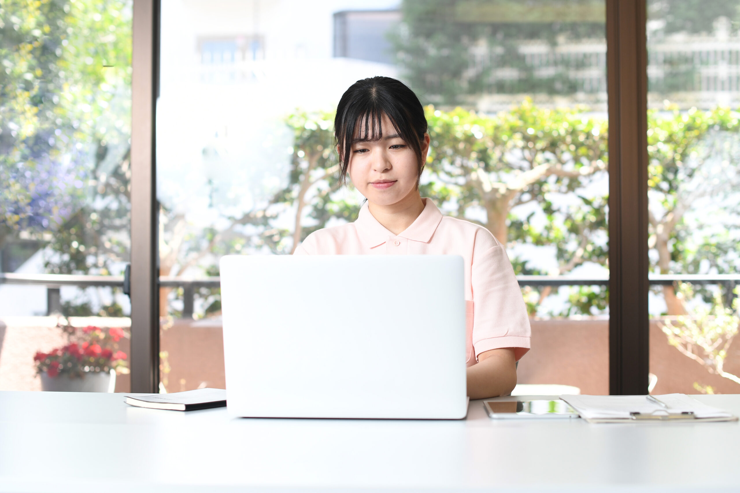 パソコン操作をする女性