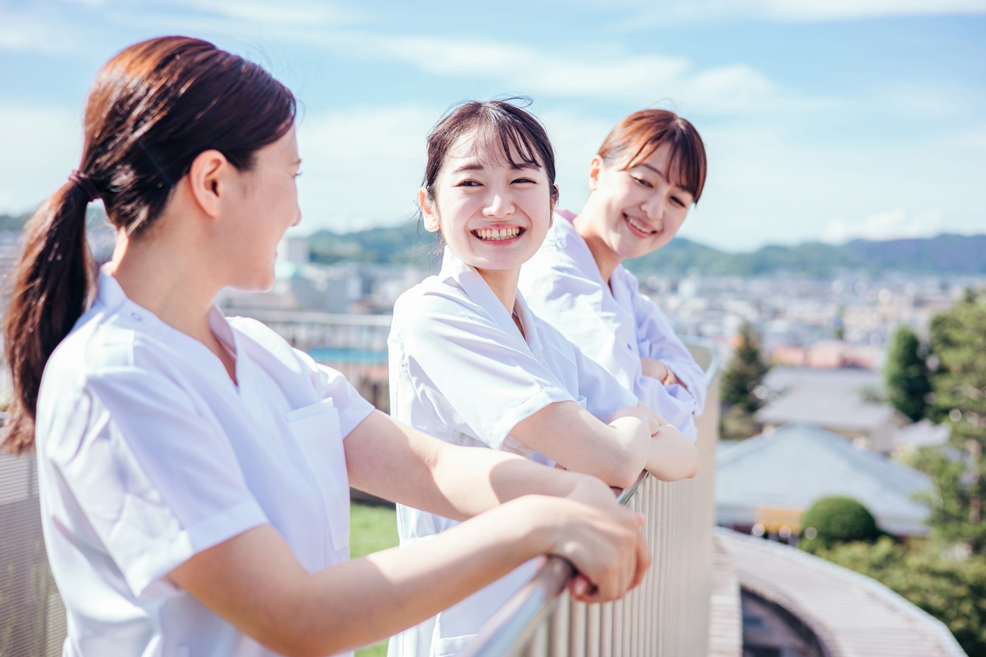 病院の屋上にいる白衣姿の医者と看護師