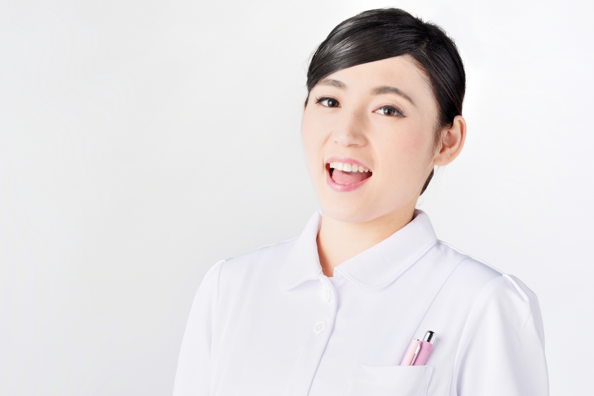 笑顔で話す女性