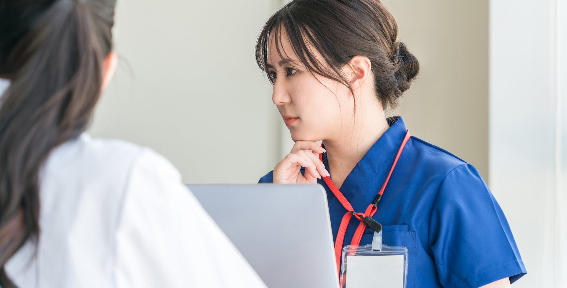 医局でカンファレンスする女性の看護師