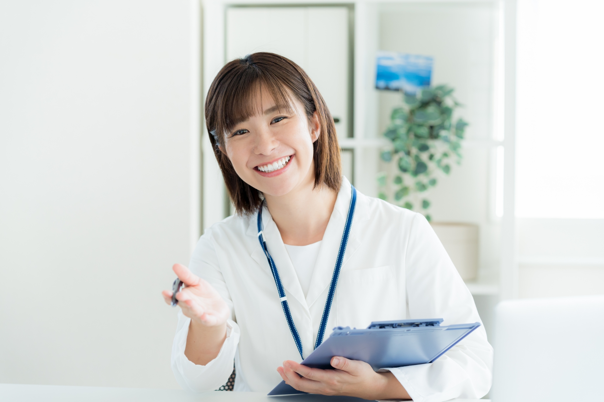 白衣を着た受付の女性