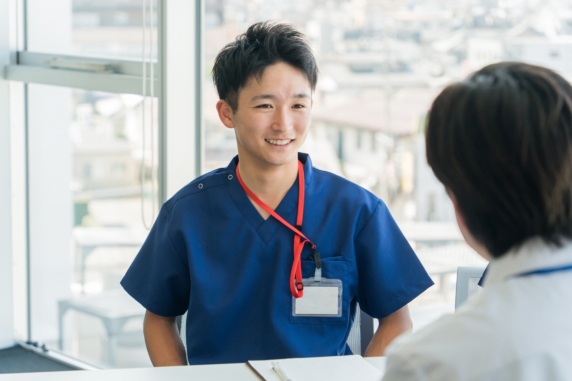 カンファレンスに参加する看護師の男性