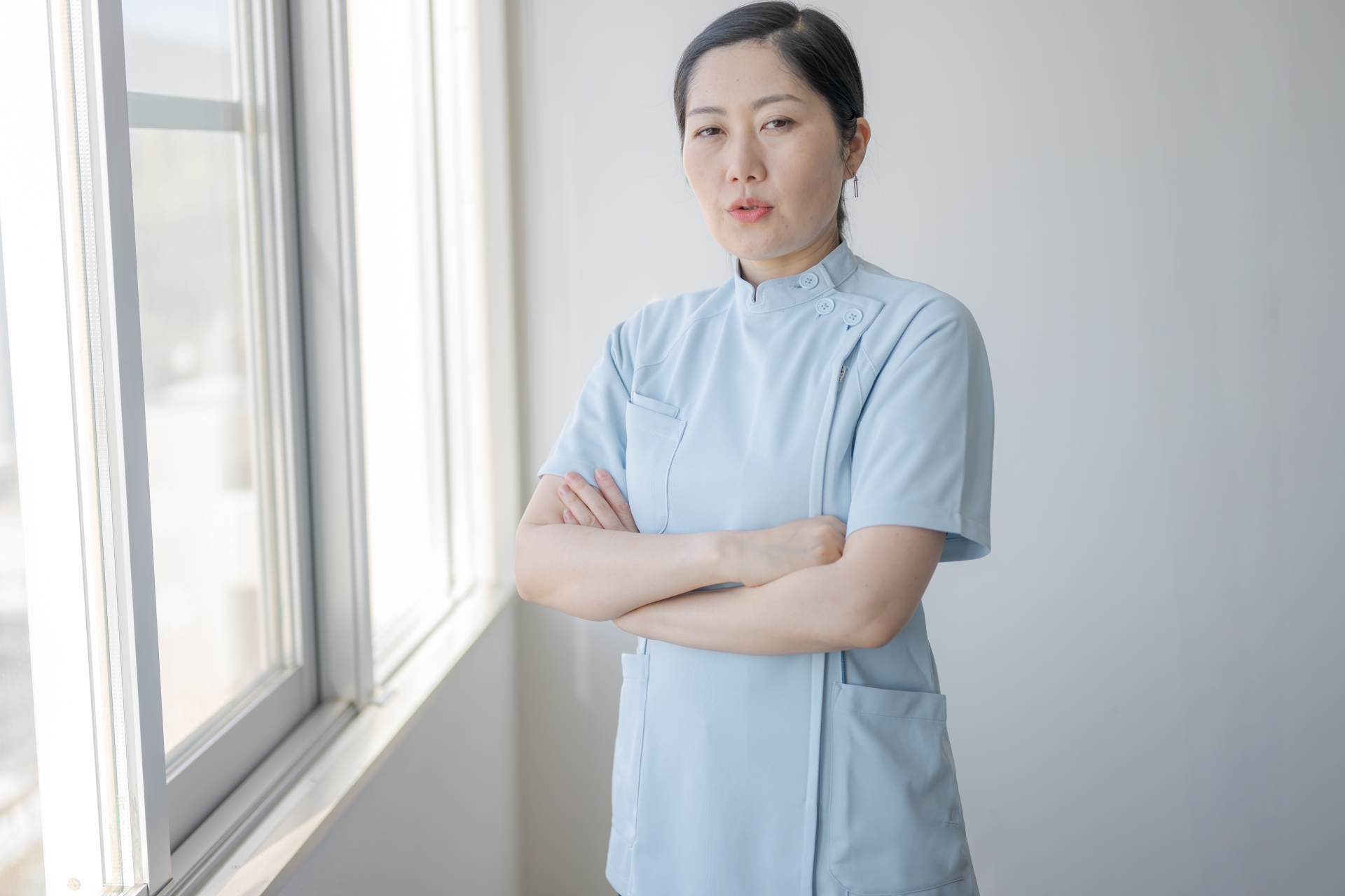 腕組する医療女性