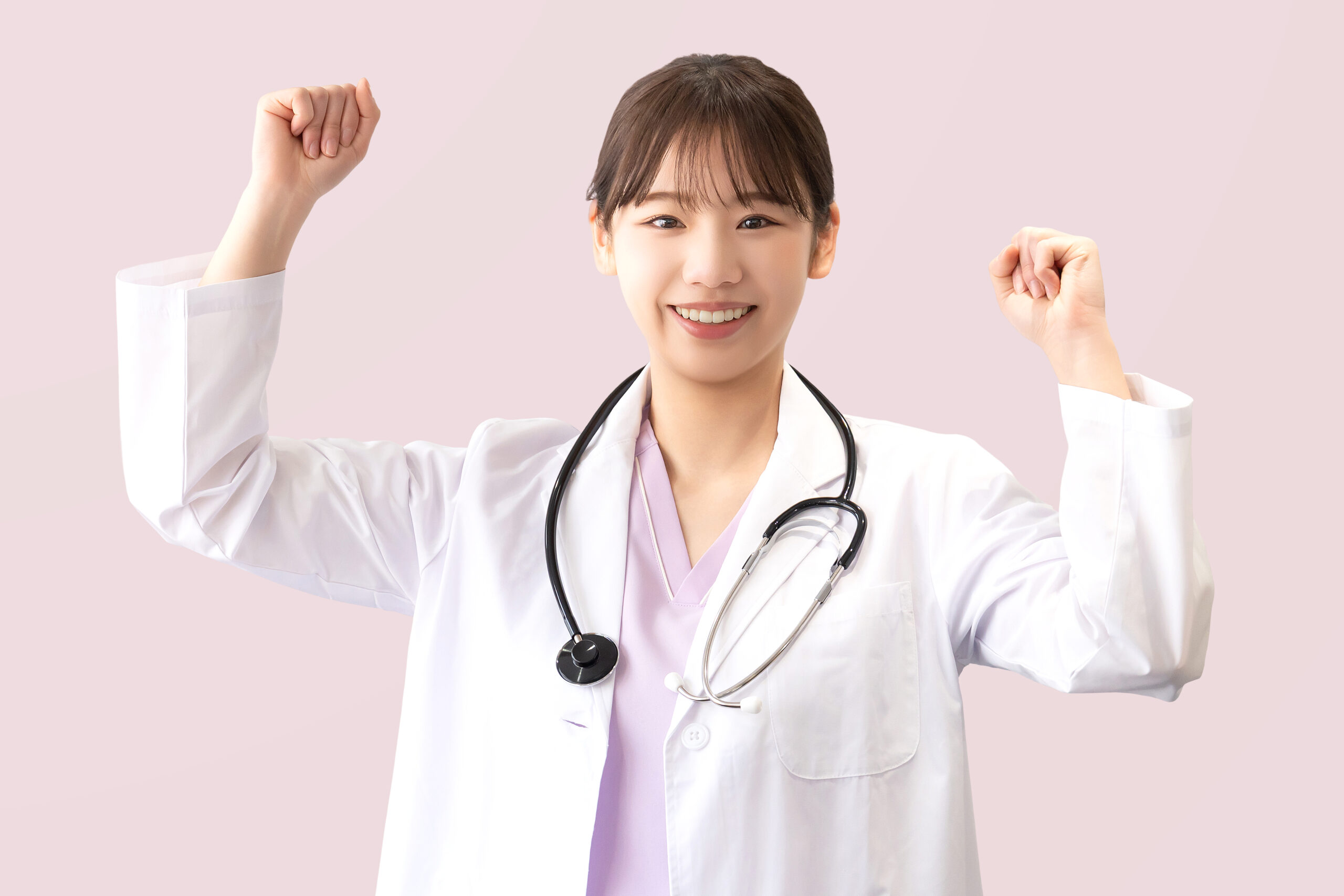 ガッツポーズをする笑顔の女性