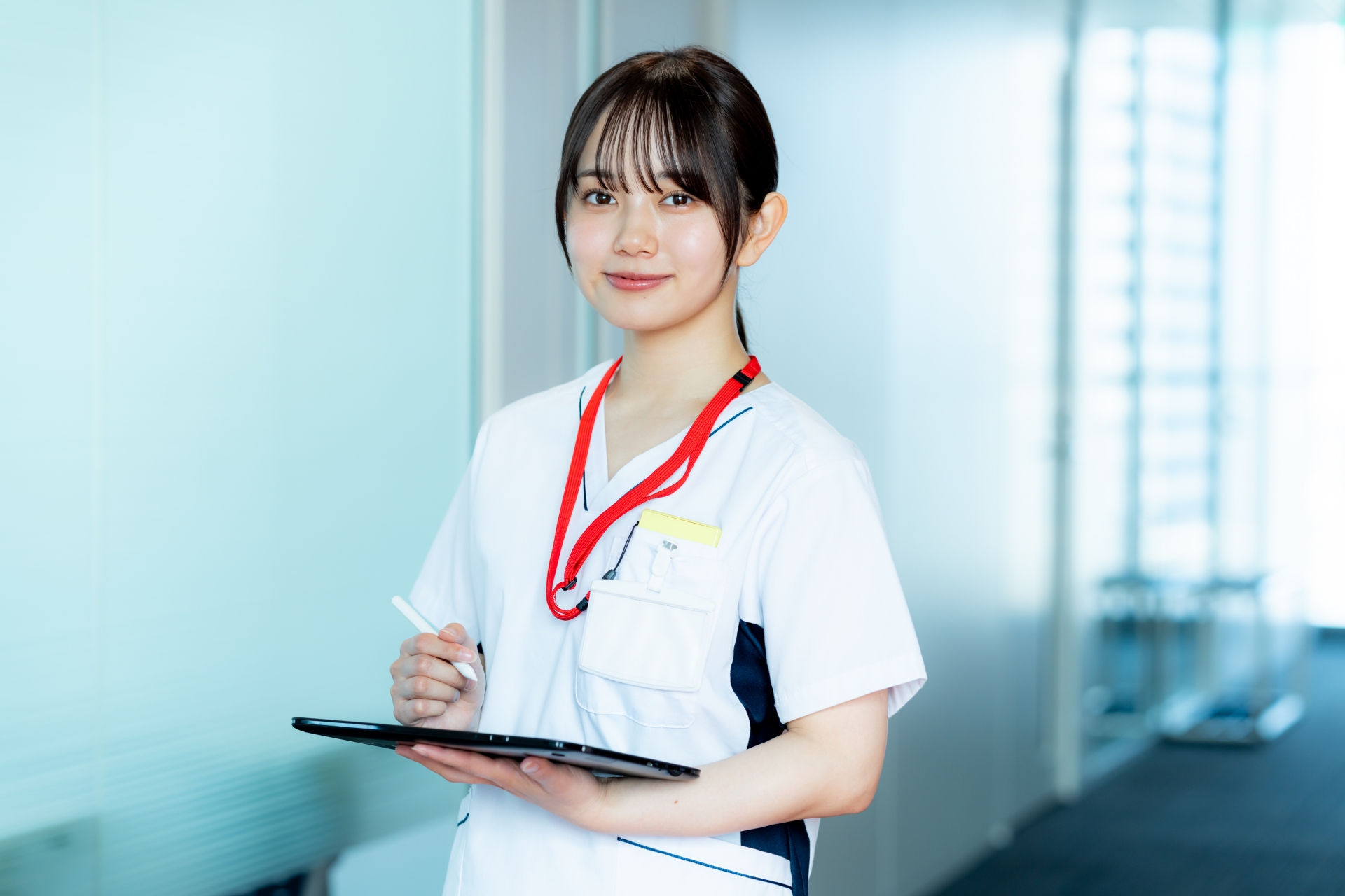 勉強する介護福祉士