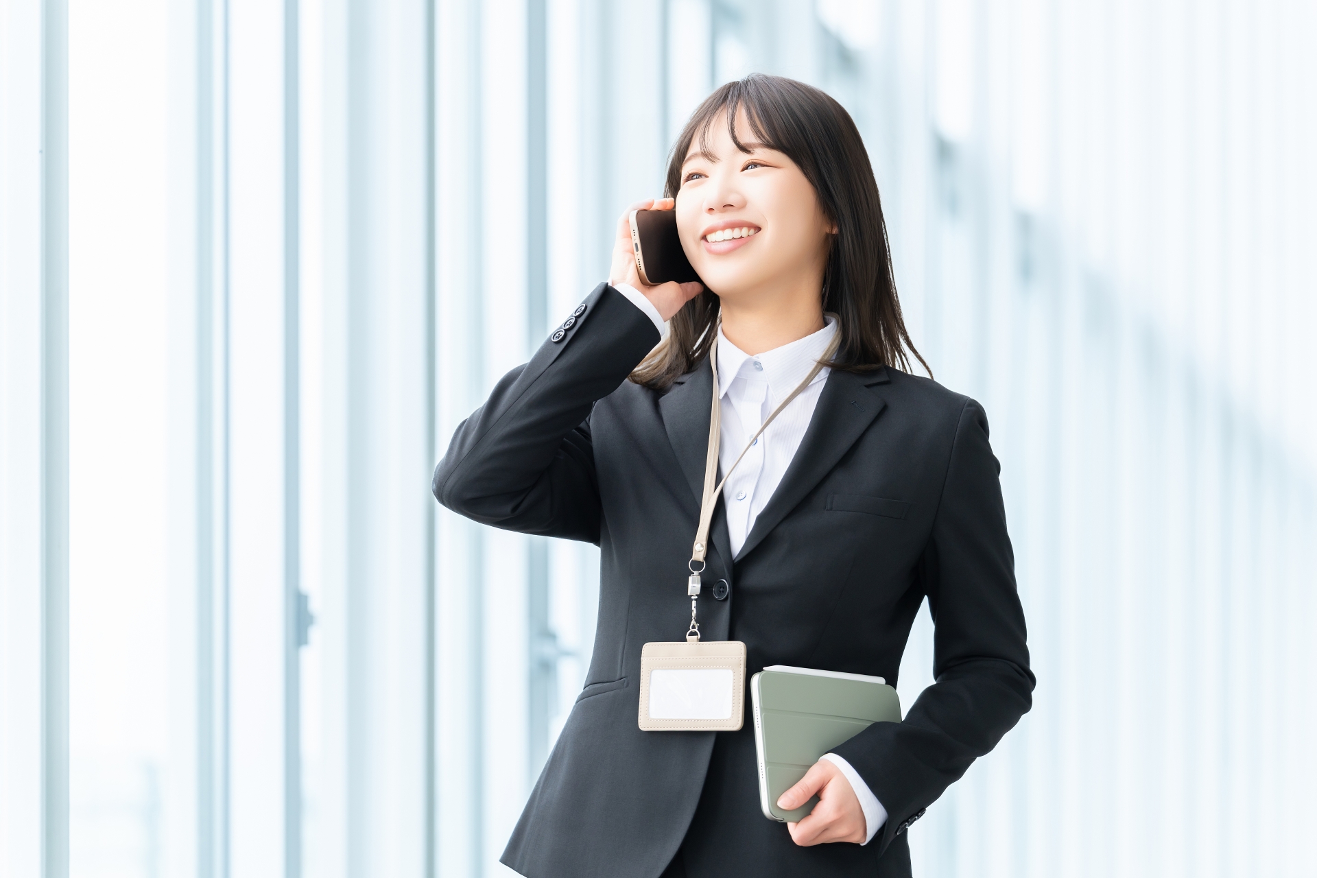 スマホで話す笑顔の女性・ビジネスウーマン