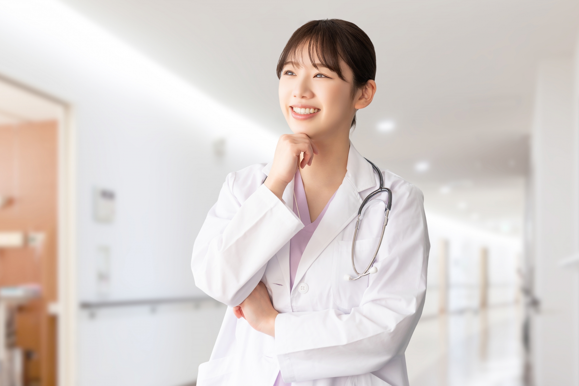 白衣を着た笑顔の女性医療スタッフ