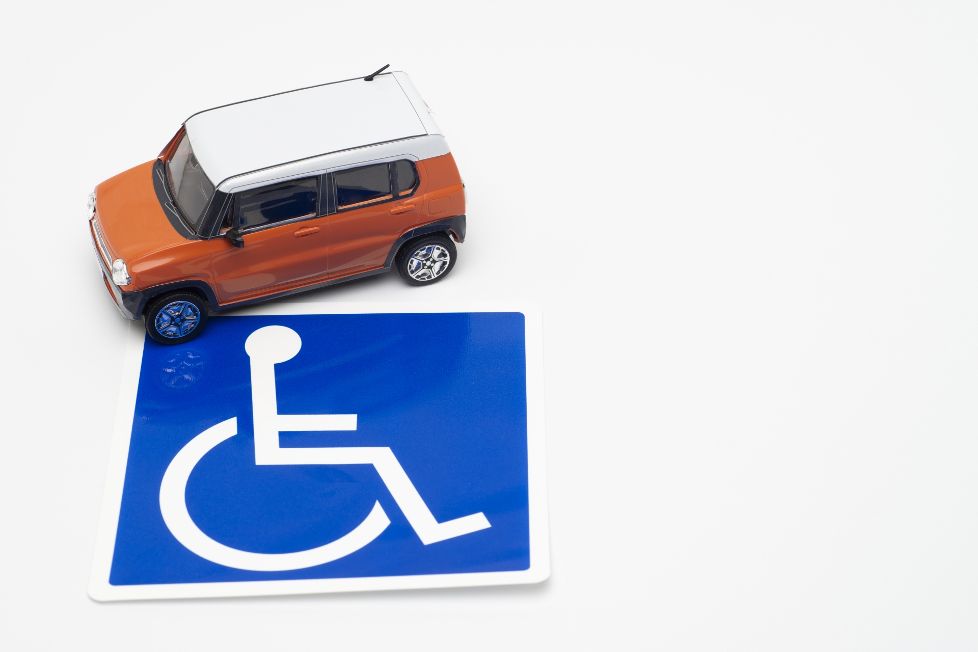 自動車と車いすのマーク