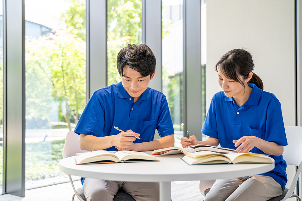 勉強をする男女の介護士