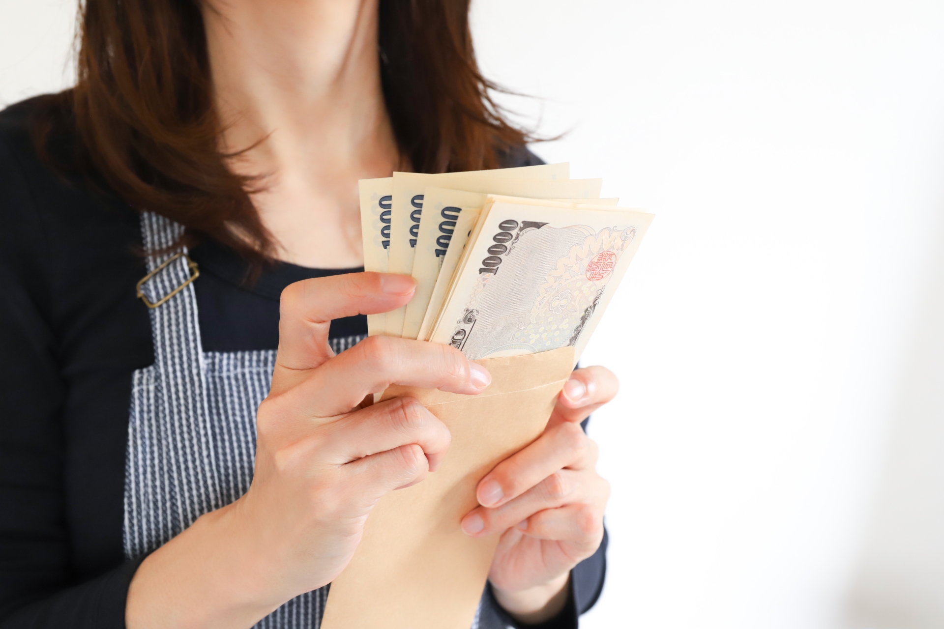 お金を数える女性　やりくりイメージ