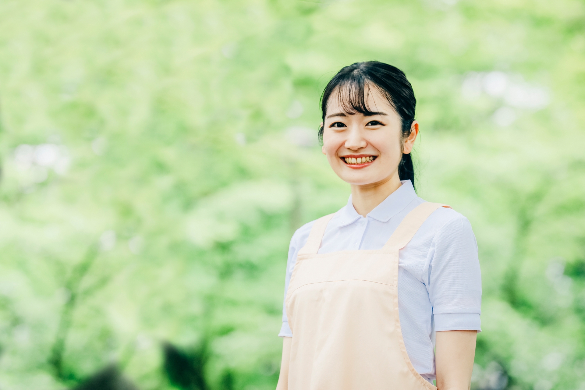 エプロンをつけた女性
