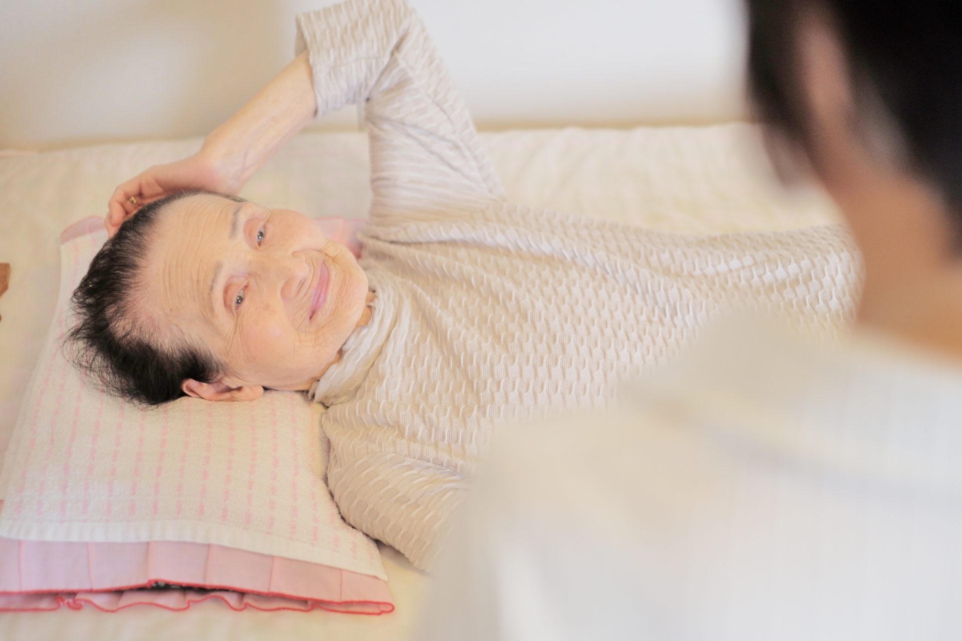 老老介護　ベッドで寝る高齢女性1