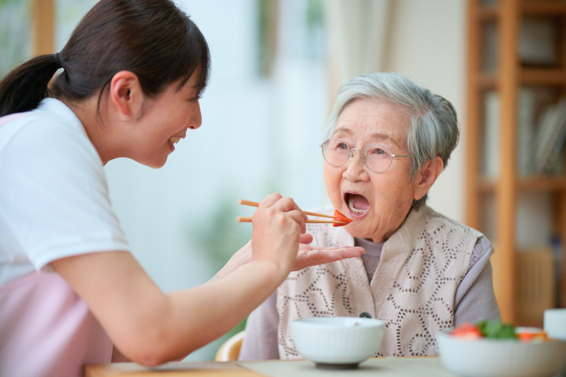 食べさせてもらう高齢女性