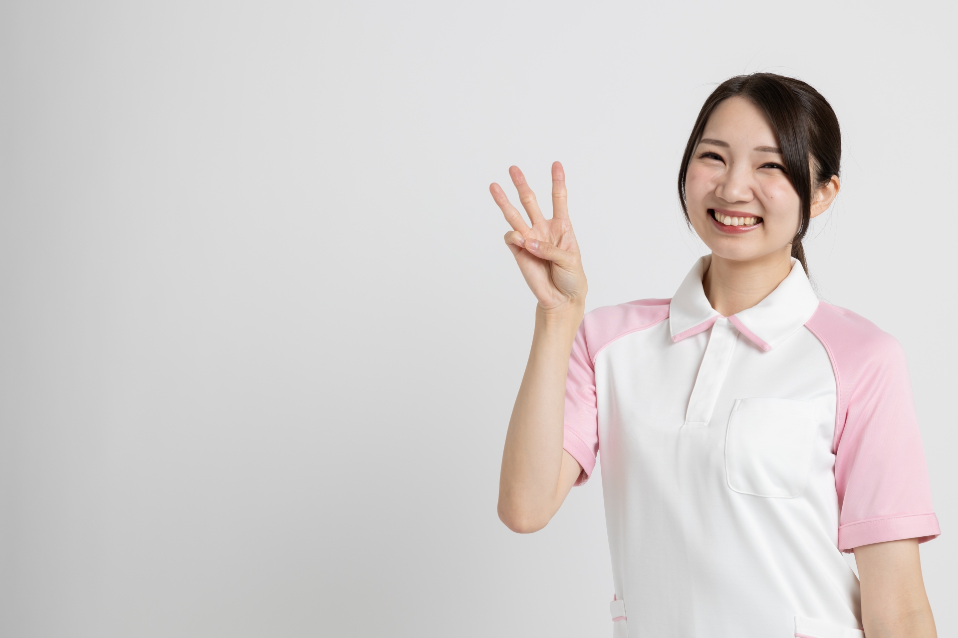 3本指を立てる介護士