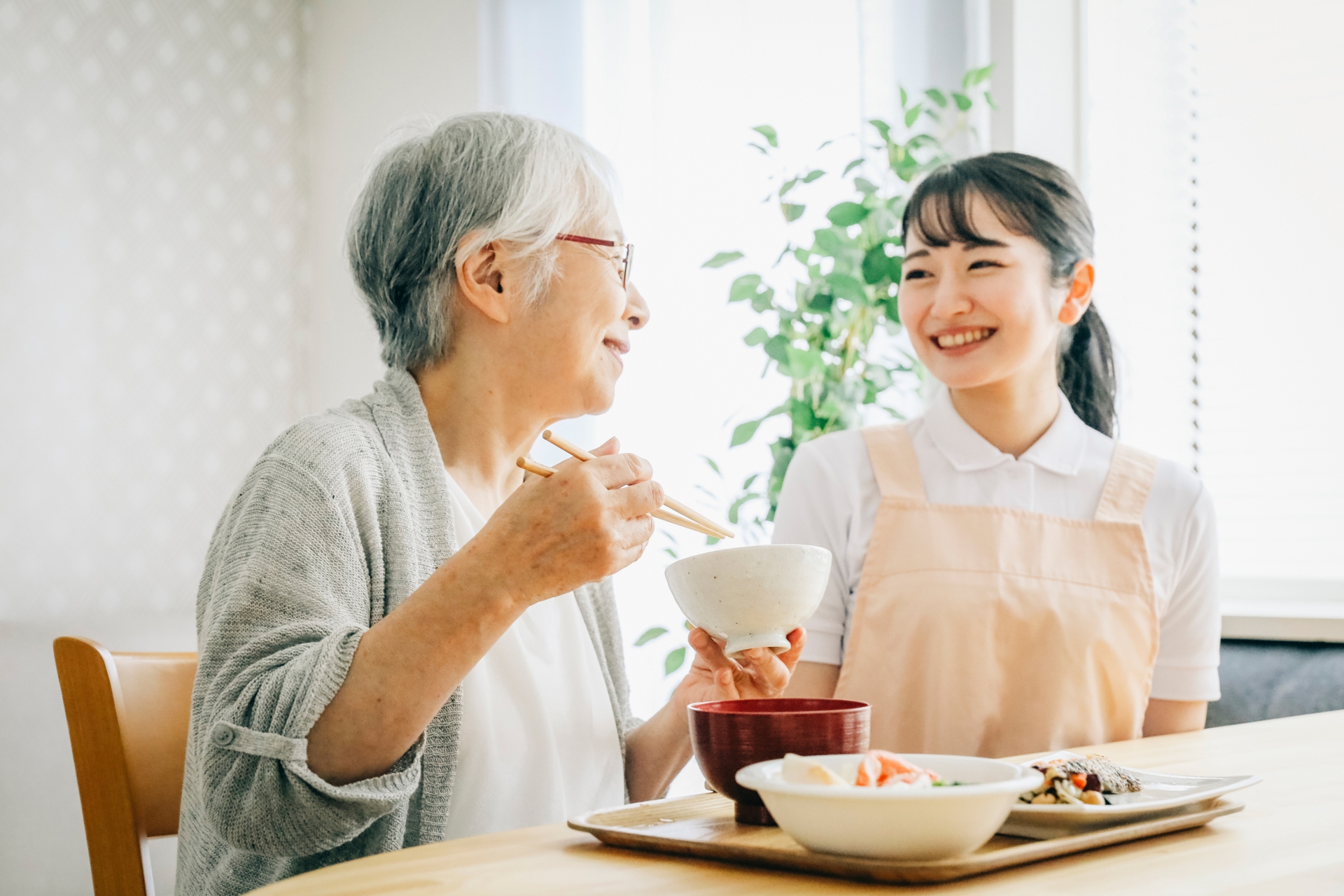 食事介助する女性スタッフ