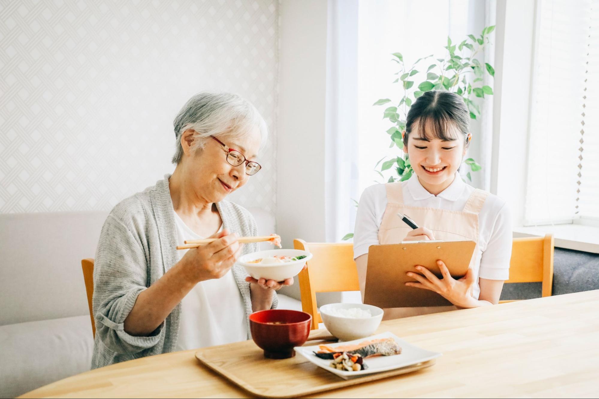 食事指導する女性スタッフ