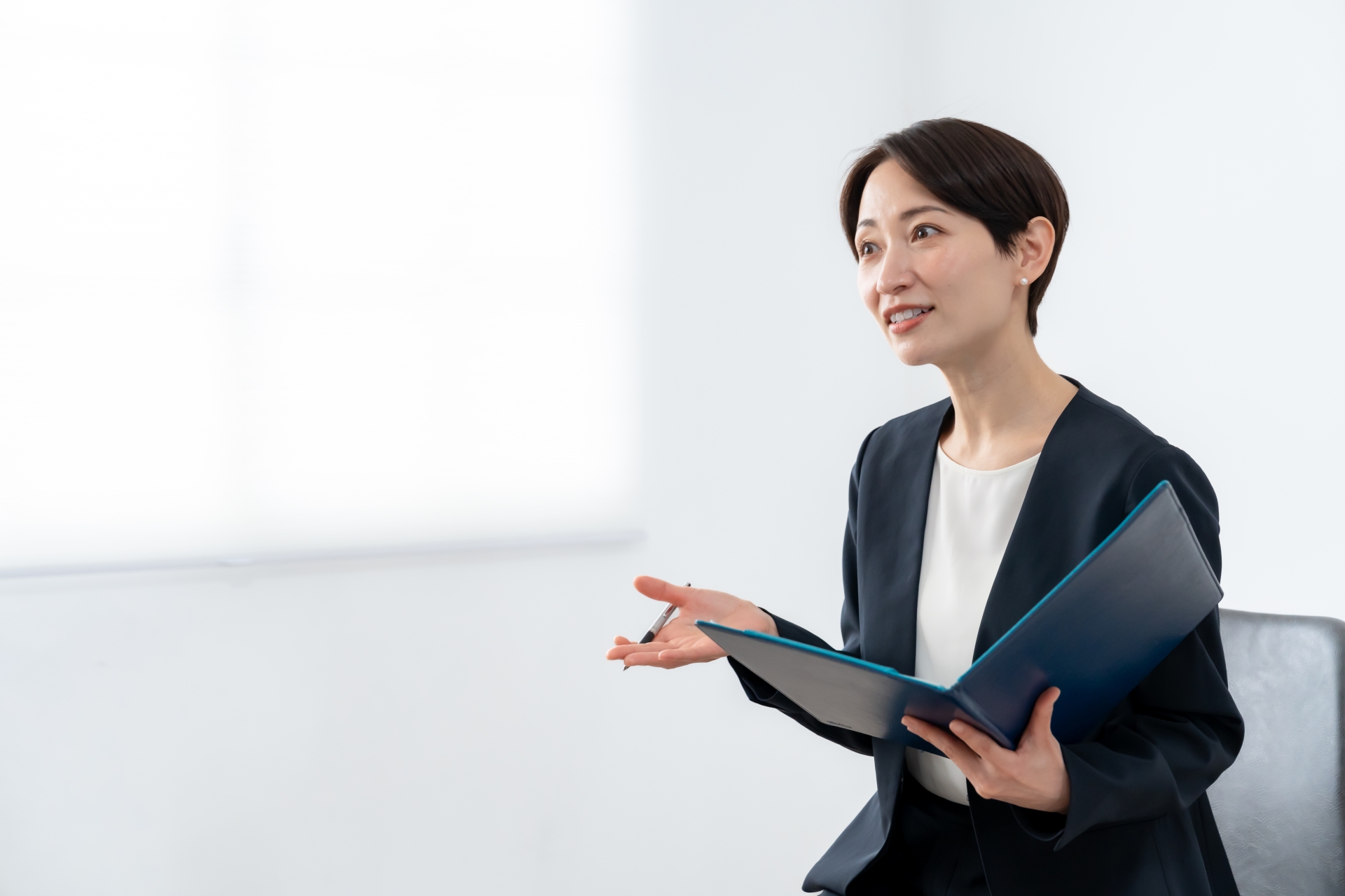 面接をする女性