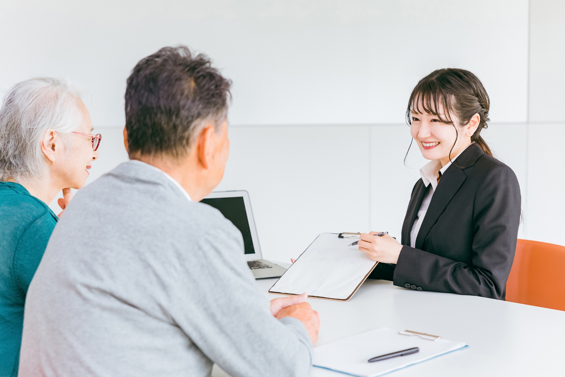 ソーシャルワーカーとケアマネジャーの違いは？仕事内容や資格についても解説