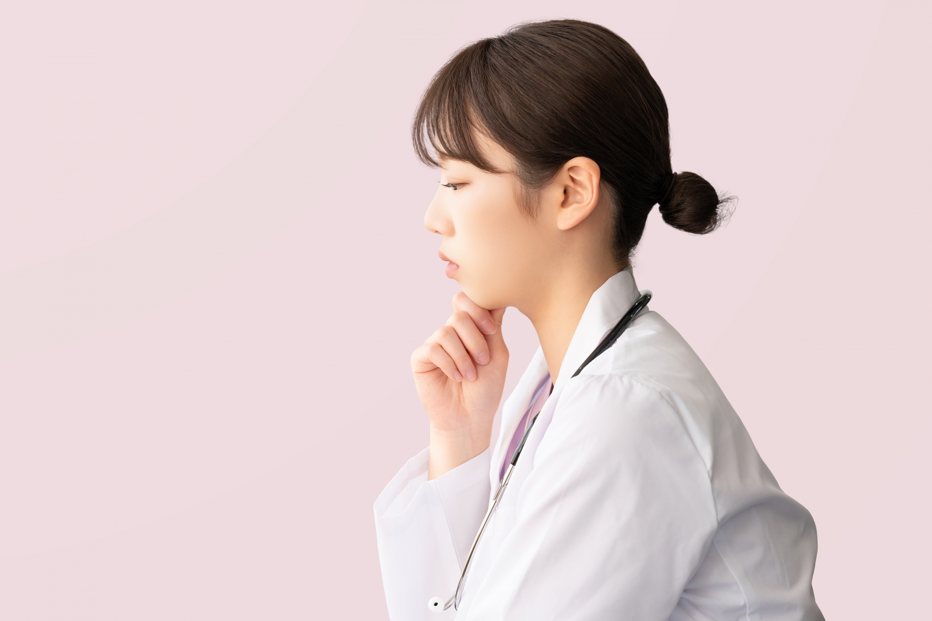 考えごとをする女性医療スタッフ
