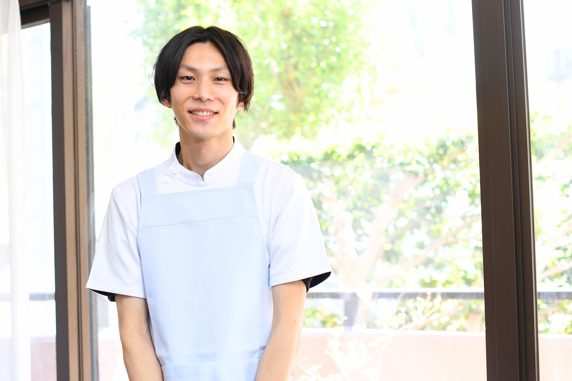 エプロン姿の笑顔の男性