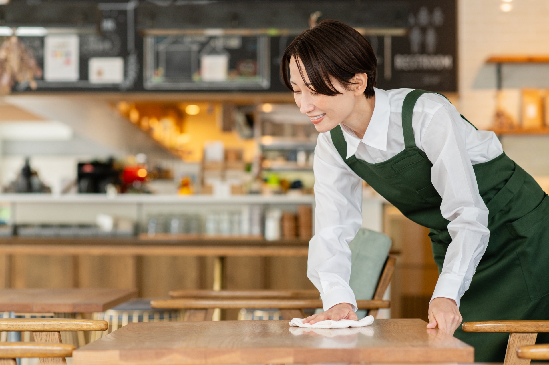 カフェで働くミドルの女性店員