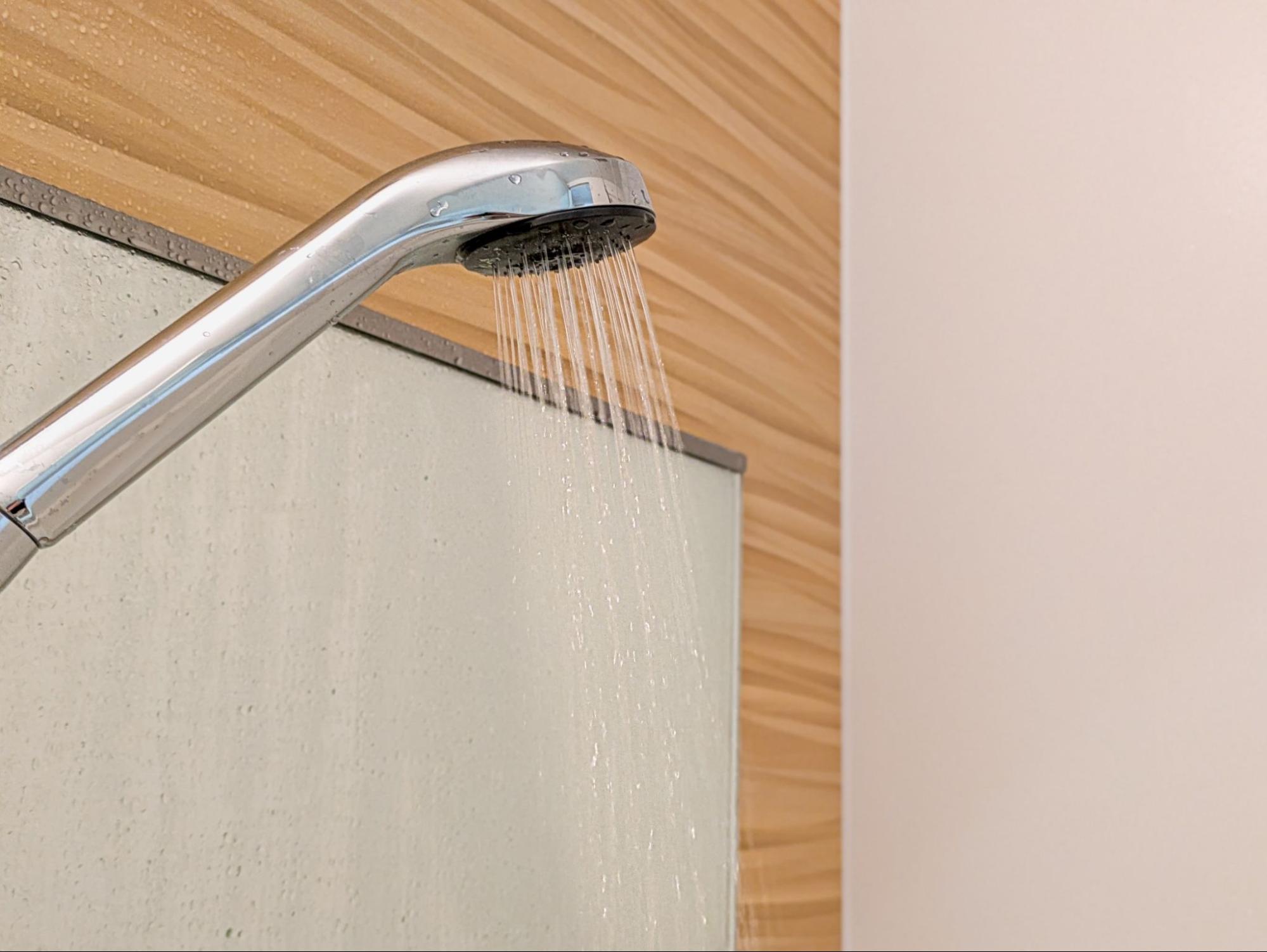 水が出ているシャワーヘッド