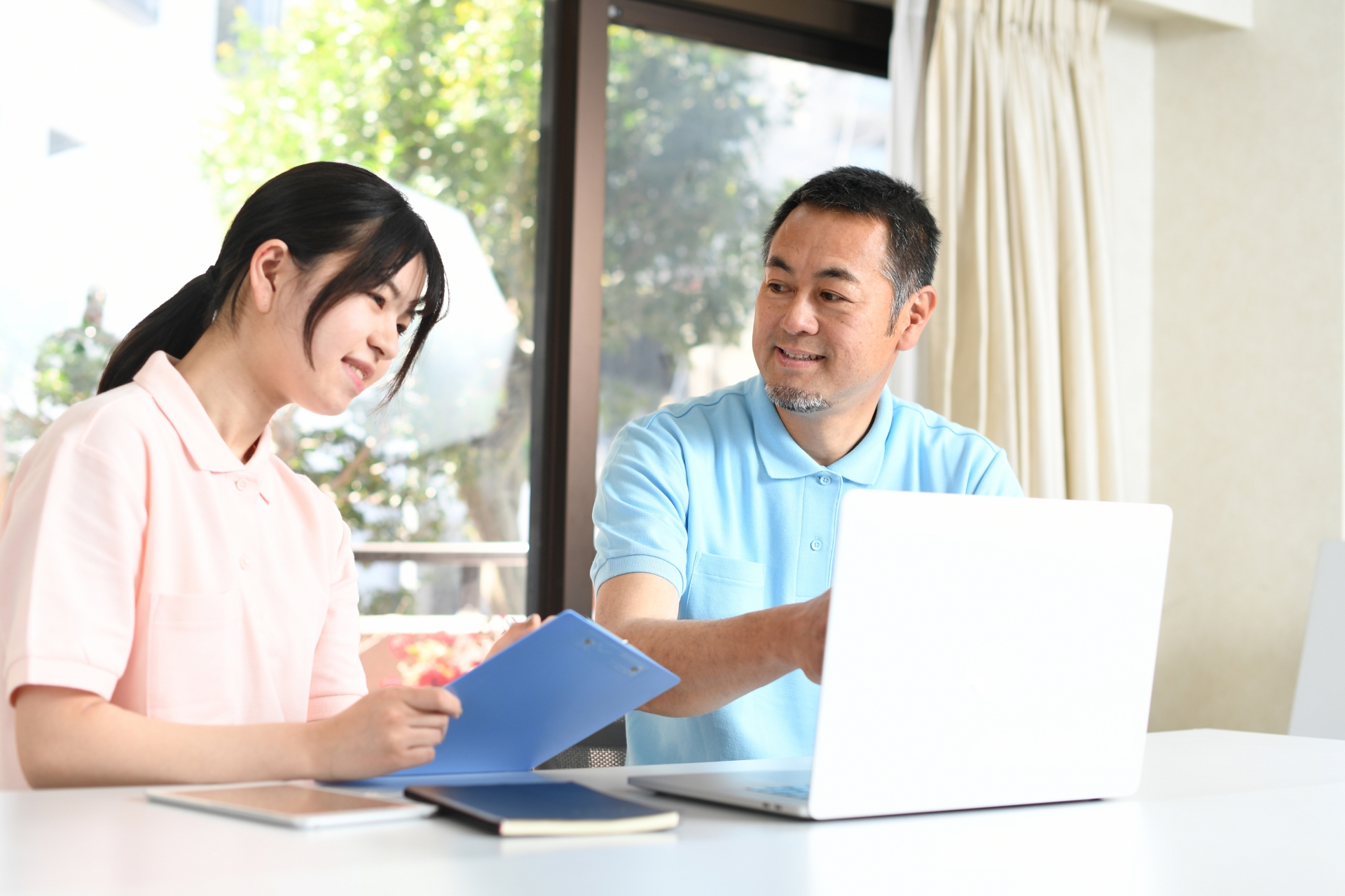 説明する男性
