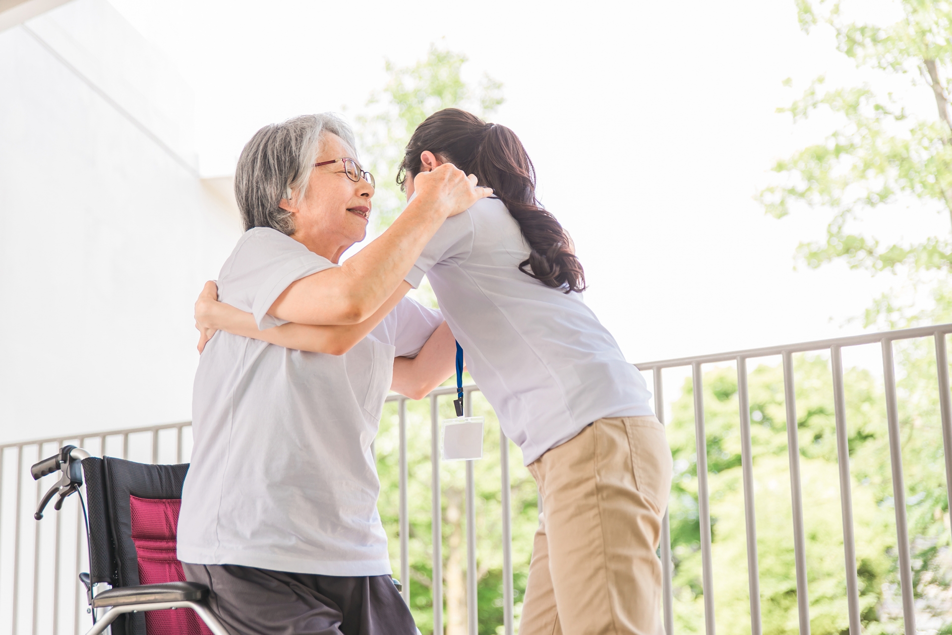 介護士と高齢者女性