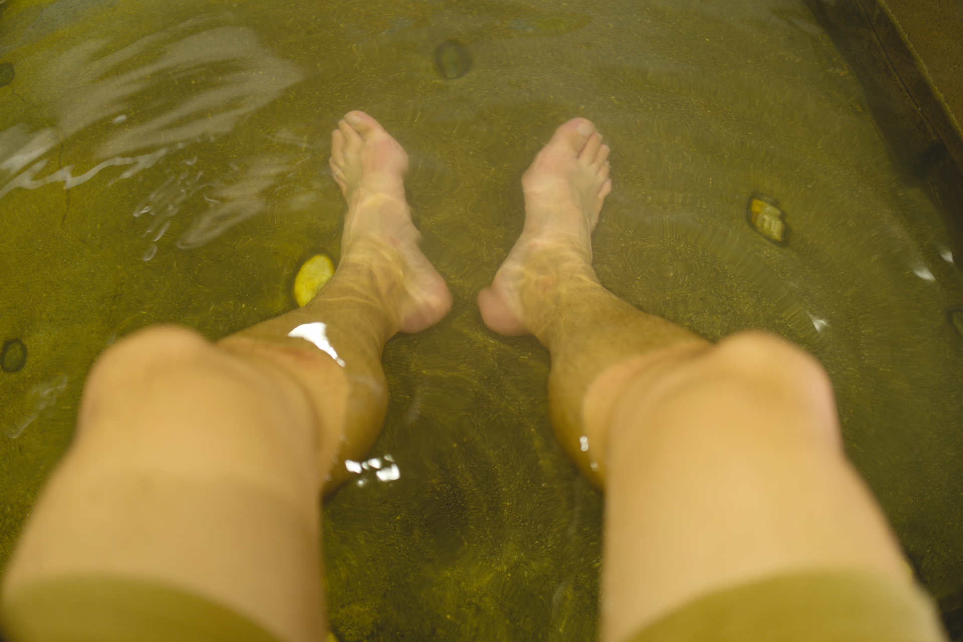 足湯でリラックスする男性