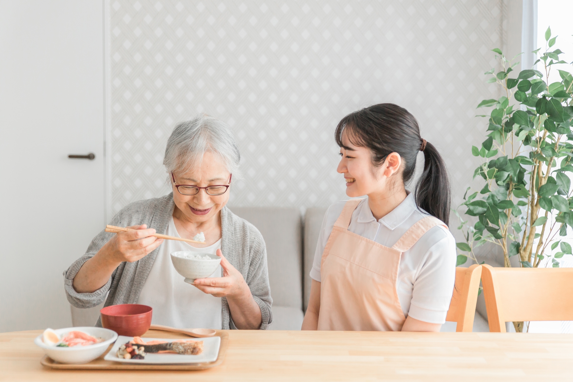 食事介助する女性スタッフ