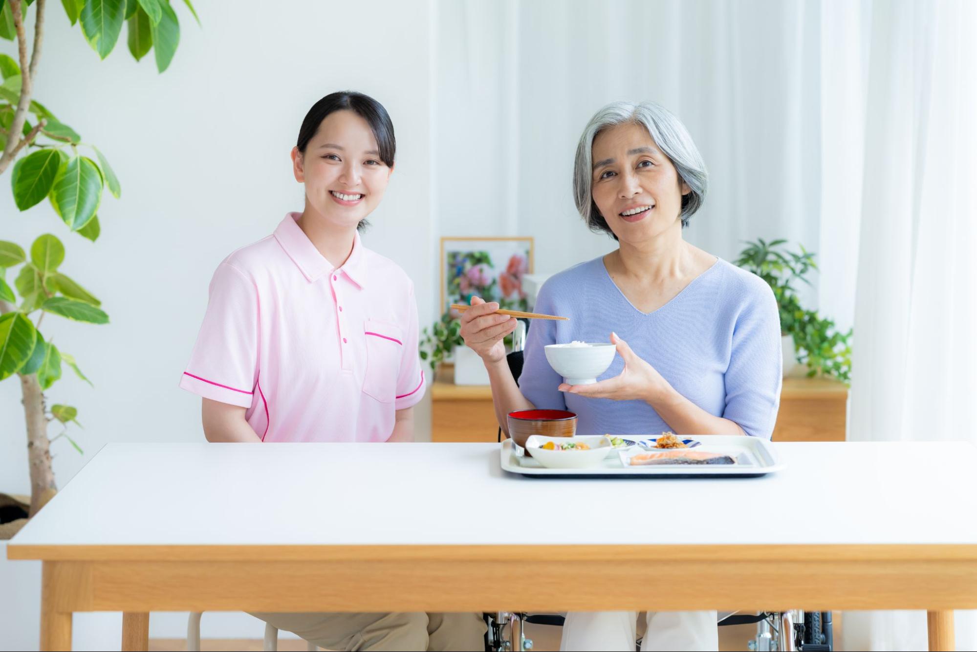 食事を用意する介護士