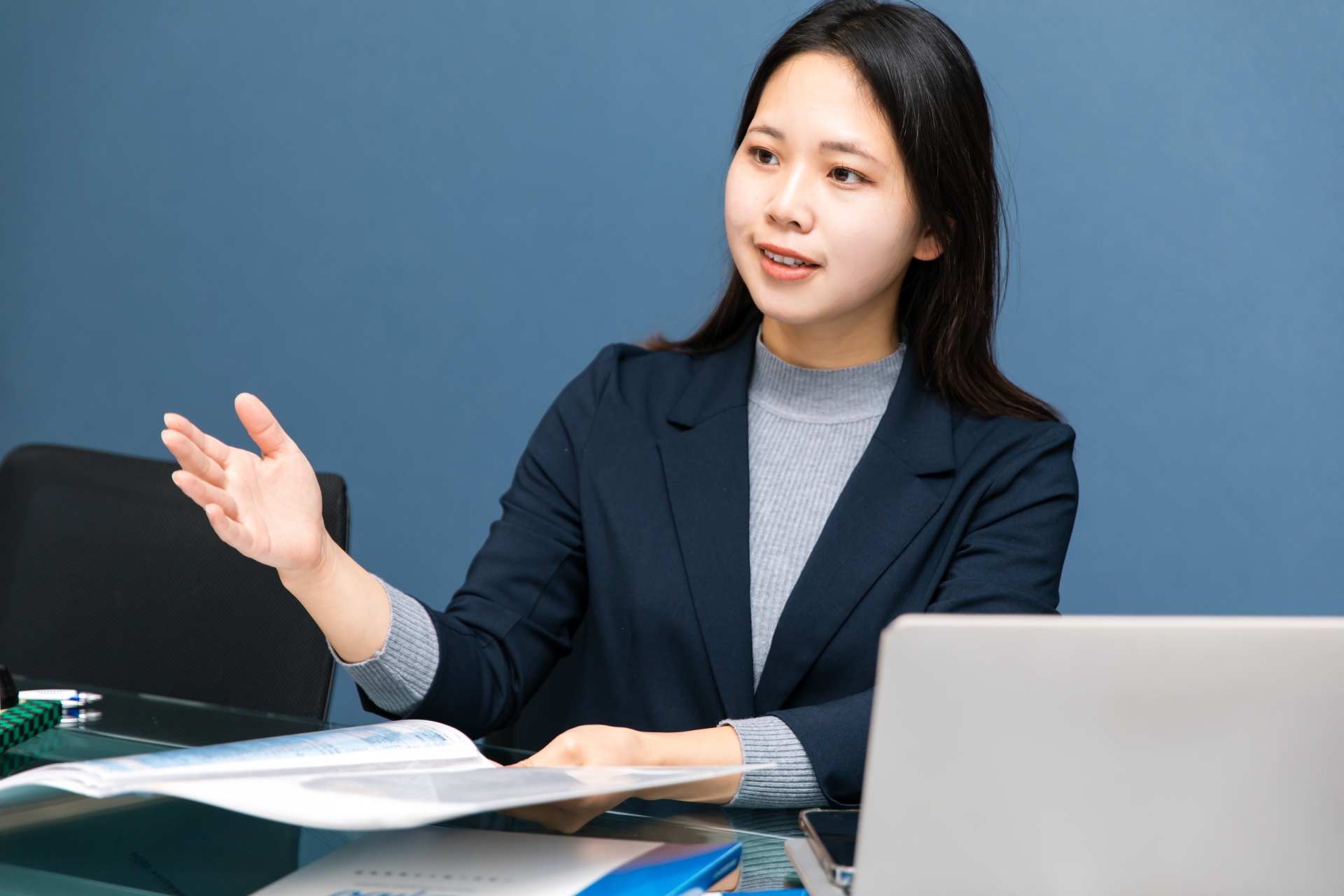 仕事で打ち合わせをする女性