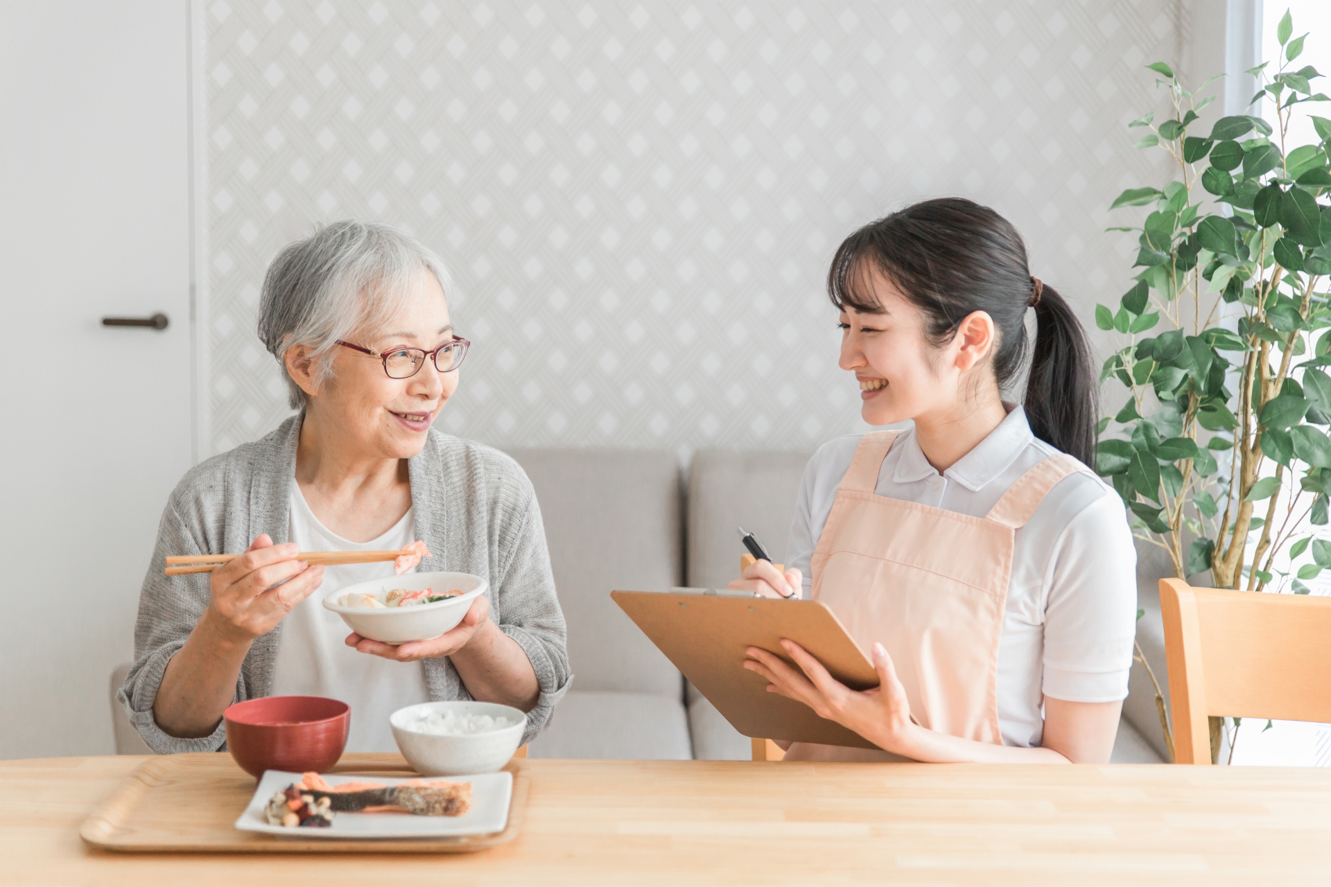 食事指導する女性スタッフ