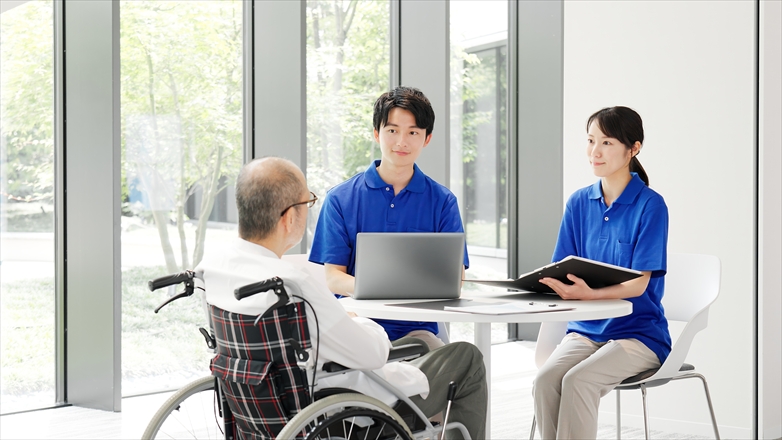 高齢者に説明をする介護士
