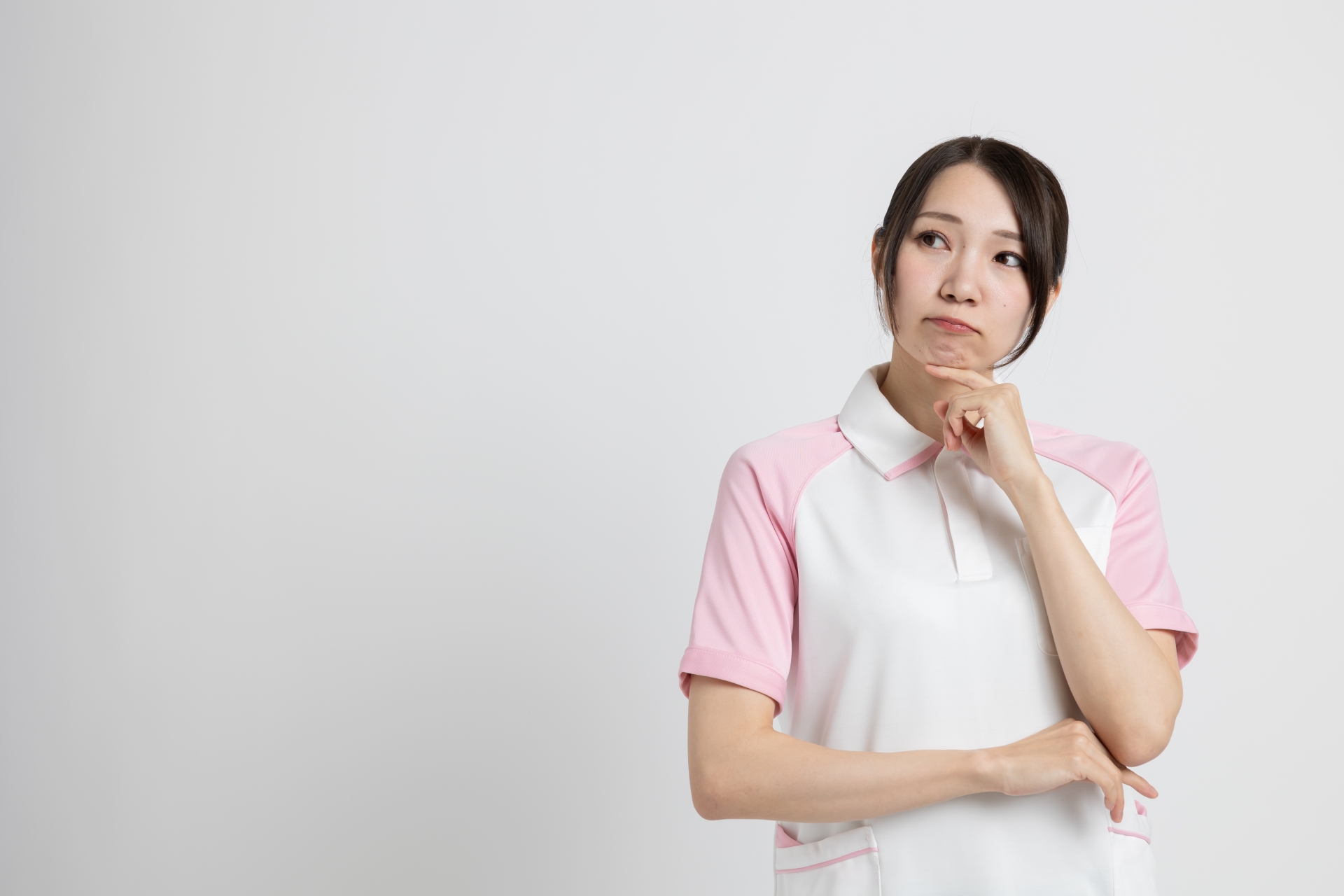 考え事をしている介護士