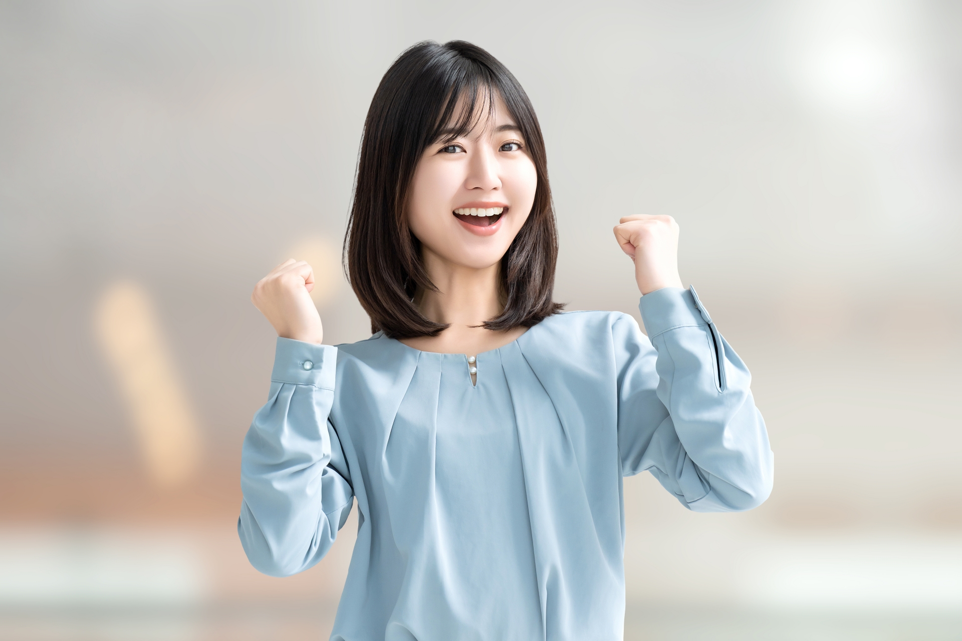 ガッツポーズをする女性・ビジネスウーマン
