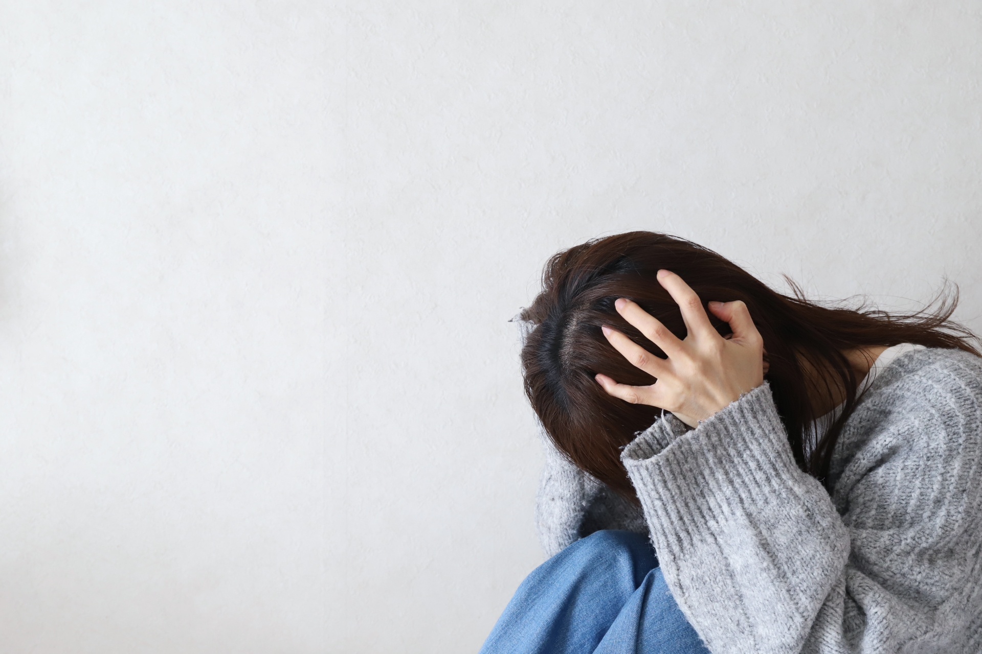 ショックを受ける女性