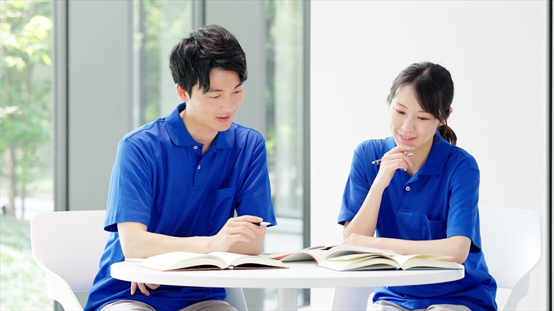 資格の勉強をする介護士